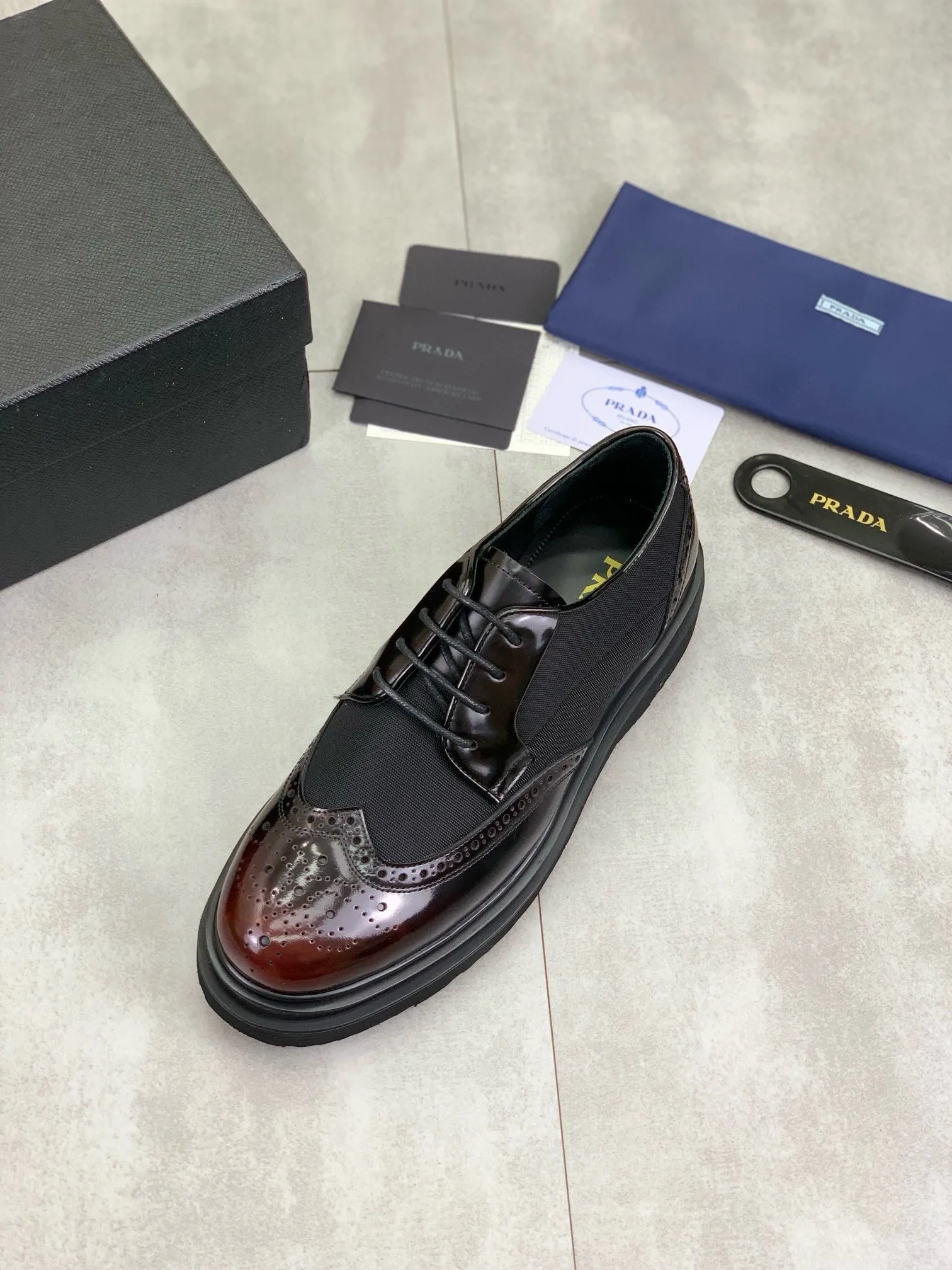 Factory price P880 💰Original quality, top version🔱 ＰＲＡＤＡPrada. Men's business casual leather shoes, top quality products. 1:1 shipment⬆️Luxurious and noble👞All imported original brand fabrics, just to create a more comfortable wearing experience. Upper: Original comfortable open edge bead-rubbed calf leather➕Top imported water-dyed full cow lining, original lightweight and comfortable TPU foam combination bottom✔️Code number: 39-44 (38.45 can be customized)